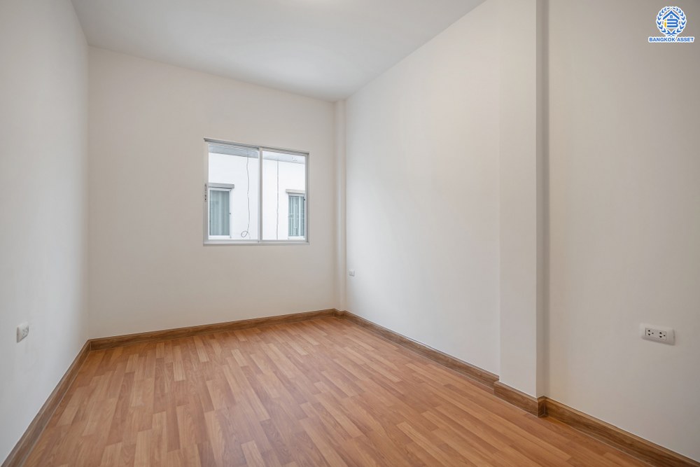 บ้านมือสองตกแต่งใหม่ โครงการ ลุมพินีทาวน์วิลล์ ราชพฤกษ์-นครอินทร์ เนื้อที่ 17.5 ตร.ว. ฟังก์ชัน 3 ห้องนอน 2 ห้องน้ำ 1 ที่จอดรถ บรรยากาศโครงการมีความเป็นส่วนตัว หน้าบ้านไม่ชนใคร พร้อมสิ่งอำนวยความสะดวกโครงการครบครัน บนทำเลดีเชื่อมต่อเข้าเมืองได้ง่าย ทั้งถนนราชพฤกษ์ ถนนนครอินทร์ จุดขึ้นทางด่วน "ศรีรัช"